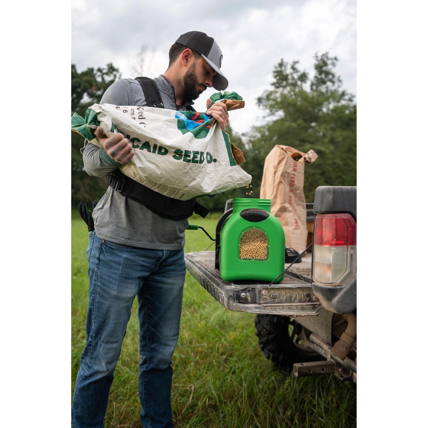 Hooyman Broadcast Chest Mount Spreader For Fertilizer/Ice Melt/Seed 35 Lb. Capacity