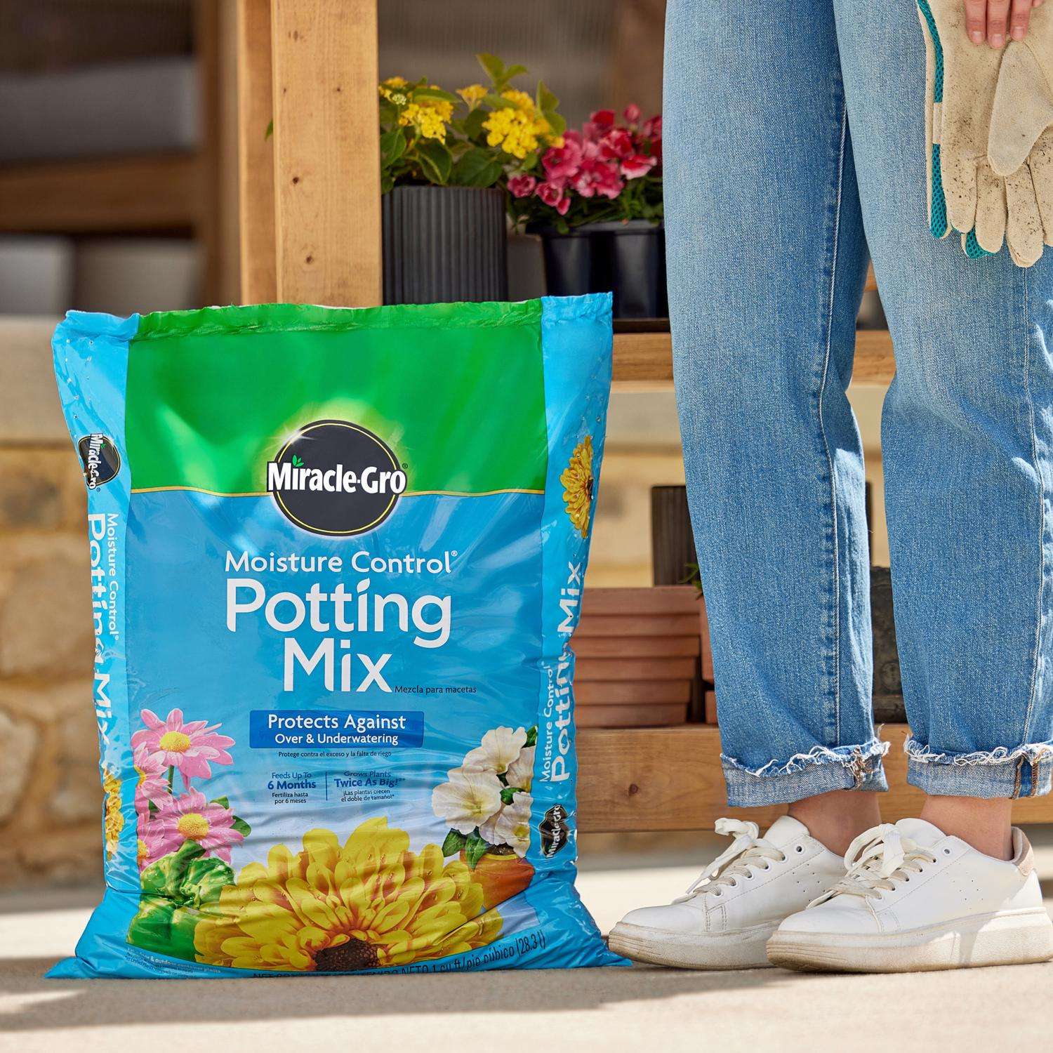  Miracle-Gro Moisture Control Flower And Plant Potting Mix 1 Cu Ft