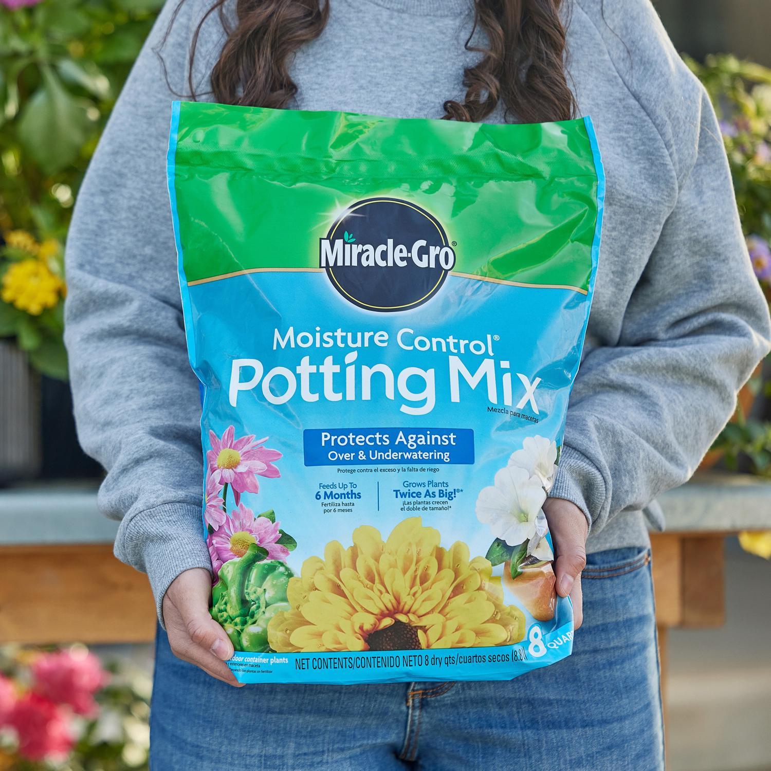  Miracle-Gro Moisture Control All Purpose Potting Mix 8 Qt