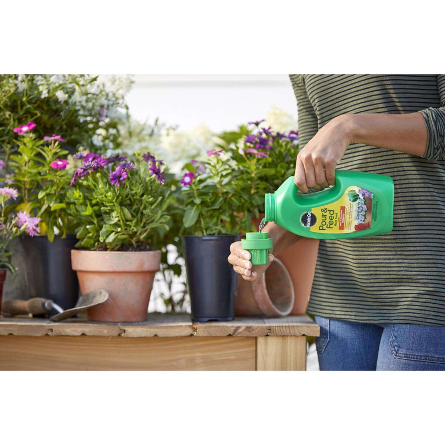 Miracle-Gro Pour & Feed Liquid Plant Food 32 Oz