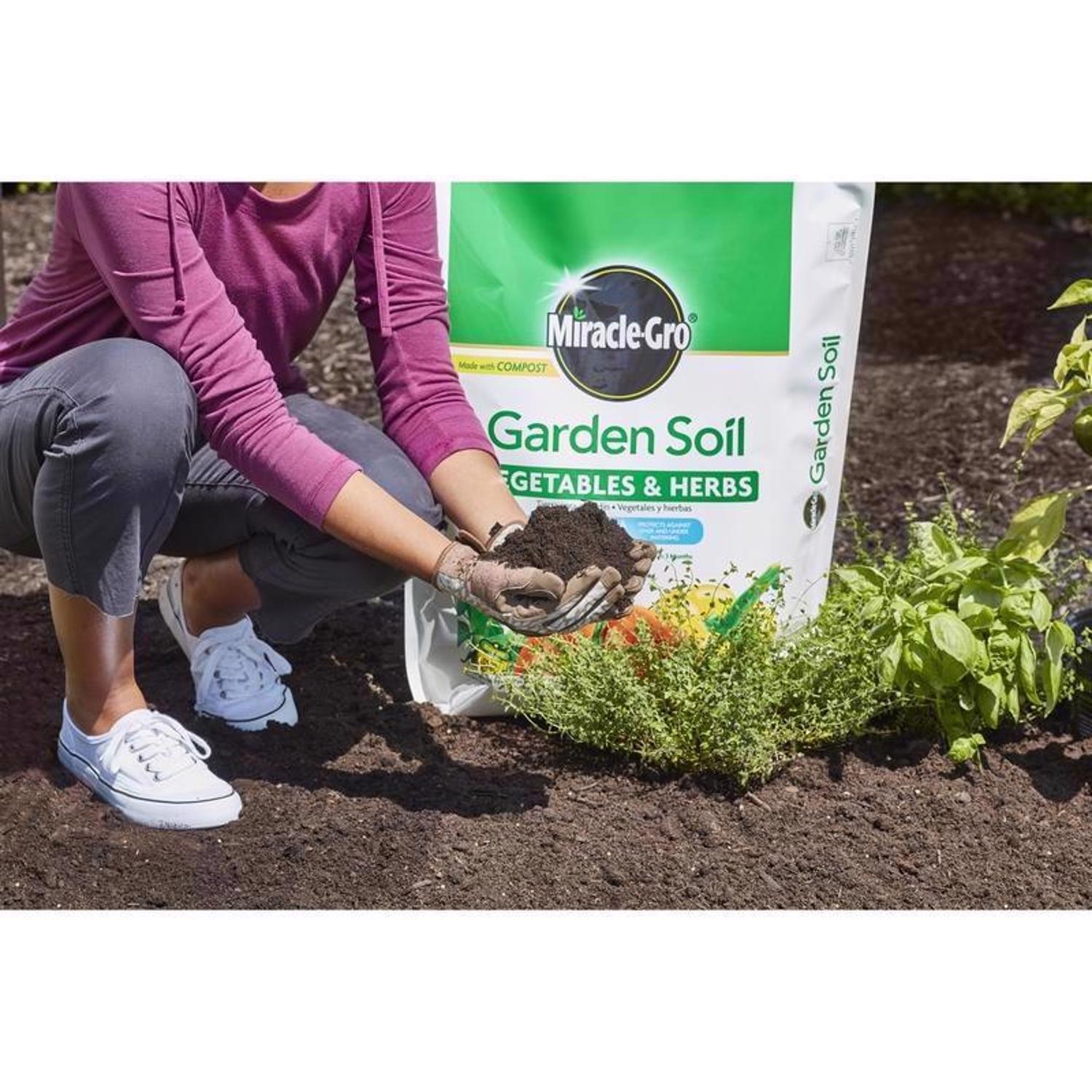  Miracle-Gro Fruit And Vegetable Garden Soil 1.5 Cu Ft